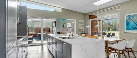 ثلاجة، غسالة أطباق، ماكينة لصنع القهوة/الشاي