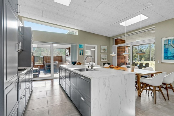 Kühlschrank, Geschirrspüler, Wasserkocher mit Kaffee-/Teezubehör