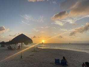 Playa en los alrededores, camastros y toallas de playa 