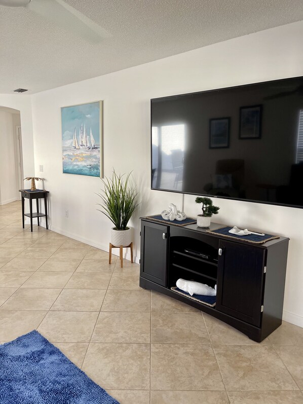 TV - Courtyard Villa with gas golf cart located between two Town Squares! (The Villages)