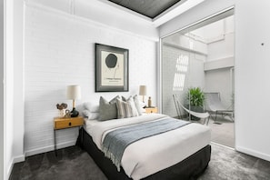 4 habitaciones, tabla de planchar con plancha y cuna de viaje