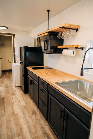 ثلاجة، ميكروويف، موقد طهي مسطح، ماكينة لصنع القهوة/الشاي