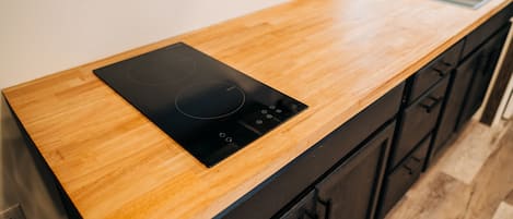 Kühlschrank, Mikrowelle, Herdplatte, Wasserkocher mit Kaffee-/Teezubehör