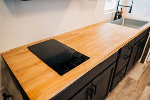 Refrigerador, microondas, parrilla de estufa y cafetera y tetera 