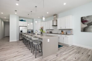 ثلاجة، ميكروويف، فرن، موقد طهي مسطح