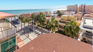 A coastal cityscape with buildings, palm trees, and a beach. - Gorgeous apartment in Santa Pola with WiFi (Santa Pola)