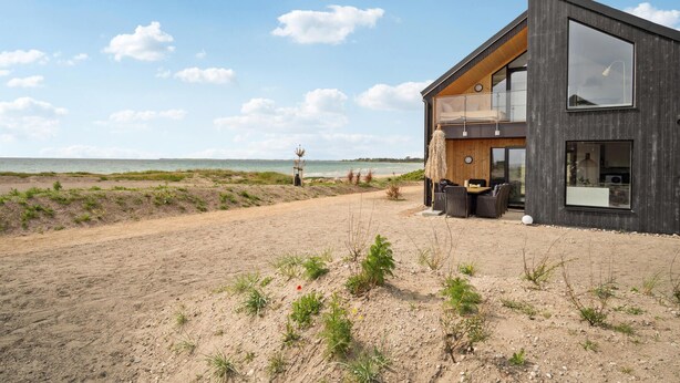 A modern two-story beach house with a large balcony overlooking the ocean. - Luxurious apartment in Slagelse (Slagelse)