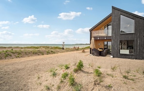 A modern two-story beach house with a large balcony overlooking the ocean. - Luxurious apartment in Slagelse (Slagelse)