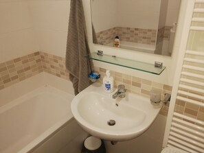 Combined shower/bathtub, towels, soap, shampoo - Studio apartman Iver 1 (Sesvete)