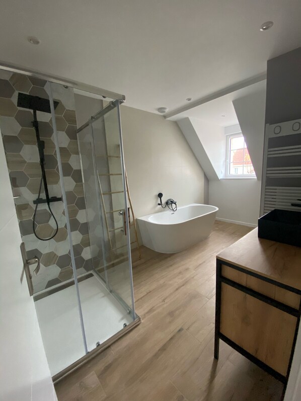 Bathtub, hair dryer