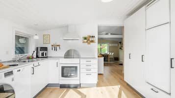 Réfrigérateur, surface de cuisson, lave-vaisselle, cafetière-théière