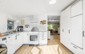 Køleskab, kogeplade, opvaskemaskine, kaffe-/temaskine