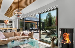 Una televisión, una chimenea, un futbolín, un reproductor estéreo