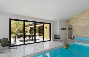 من حمّامات السباحة المغطاة