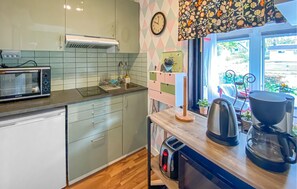 A kitchen with a microwave, toaster, kettle, and coffee maker. - Lovely apartment in Borgholm with WiFi (Borgholm)