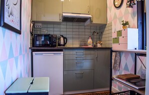 Kylskåp, mikrovågsugn, spishäll och kaffe- och tebryggare