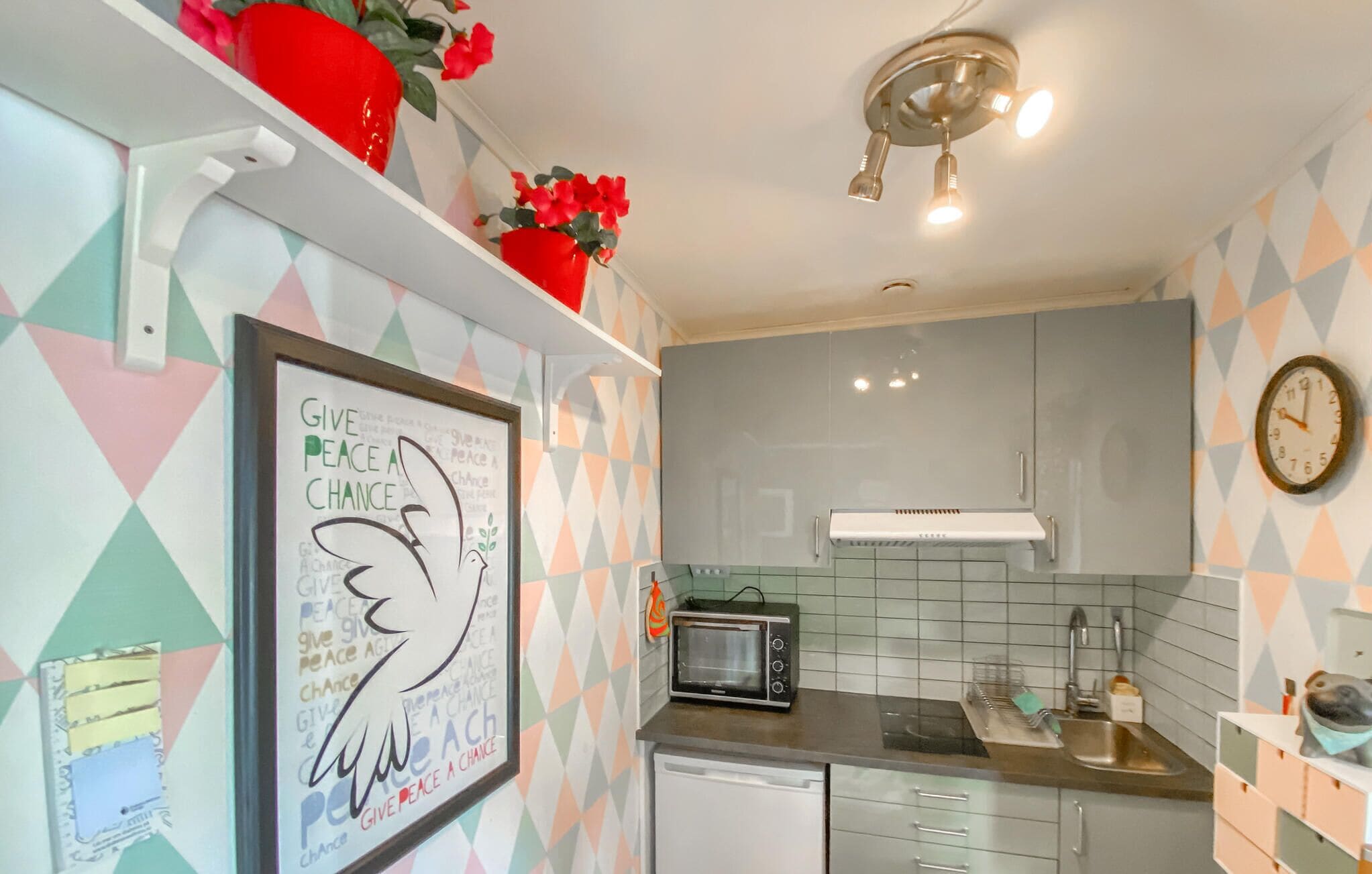Réfrigérateur, micro-ondes, plaque de cuisson, cafetière/bouilloire