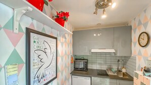 A kitchen with a microwave, sink, and a framed inspirational quote on the wall. - Lovely apartment in Borgholm with WiFi (Borgholm)