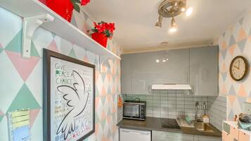 Réfrigérateur, micro-ondes, plaque de cuisson, cafetiÚre/bouilloire