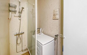 Shower, towels - Lovely apartment in Borgholm with WiFi (Borgholm)