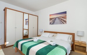 3 bedrooms, free WiFi, bed sheets