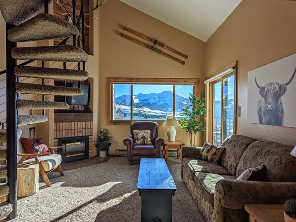 Smart TV, fireplace, stereo