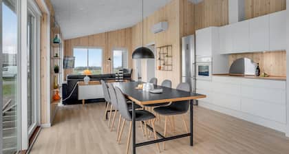 Beautiful home in LĂžgstrup with kitchen