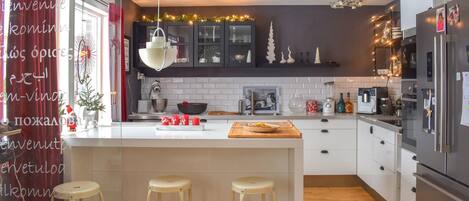 Fridge, oven, stovetop, dishwasher