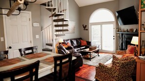 Living area - 2BR/2.5BA, clean hot tub, spa tub, 1 mi to Pkway,10min to GSMNP, arcade,fire pit (Pigeon Forge)