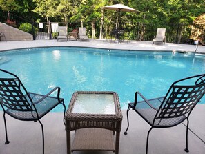 Outdoor pool - 2BR/2.5BA, clean hot tub, spa tub, 1 mi to Pkway,10min to GSMNP, arcade,fire pit (Pigeon Forge)