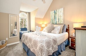 2 slaapkamers, bedden met traagschuimmatrassen, een bureau