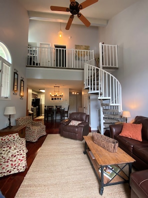 Smart-tv, een open haard, videospelletjes en Hulu