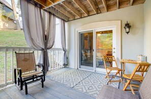 Terrace/patio - 2BR/2.5BA, clean hot tub, spa tub, 1 mi to Pkway,10min to GSMNP, arcade,fire pit (Pigeon Forge)