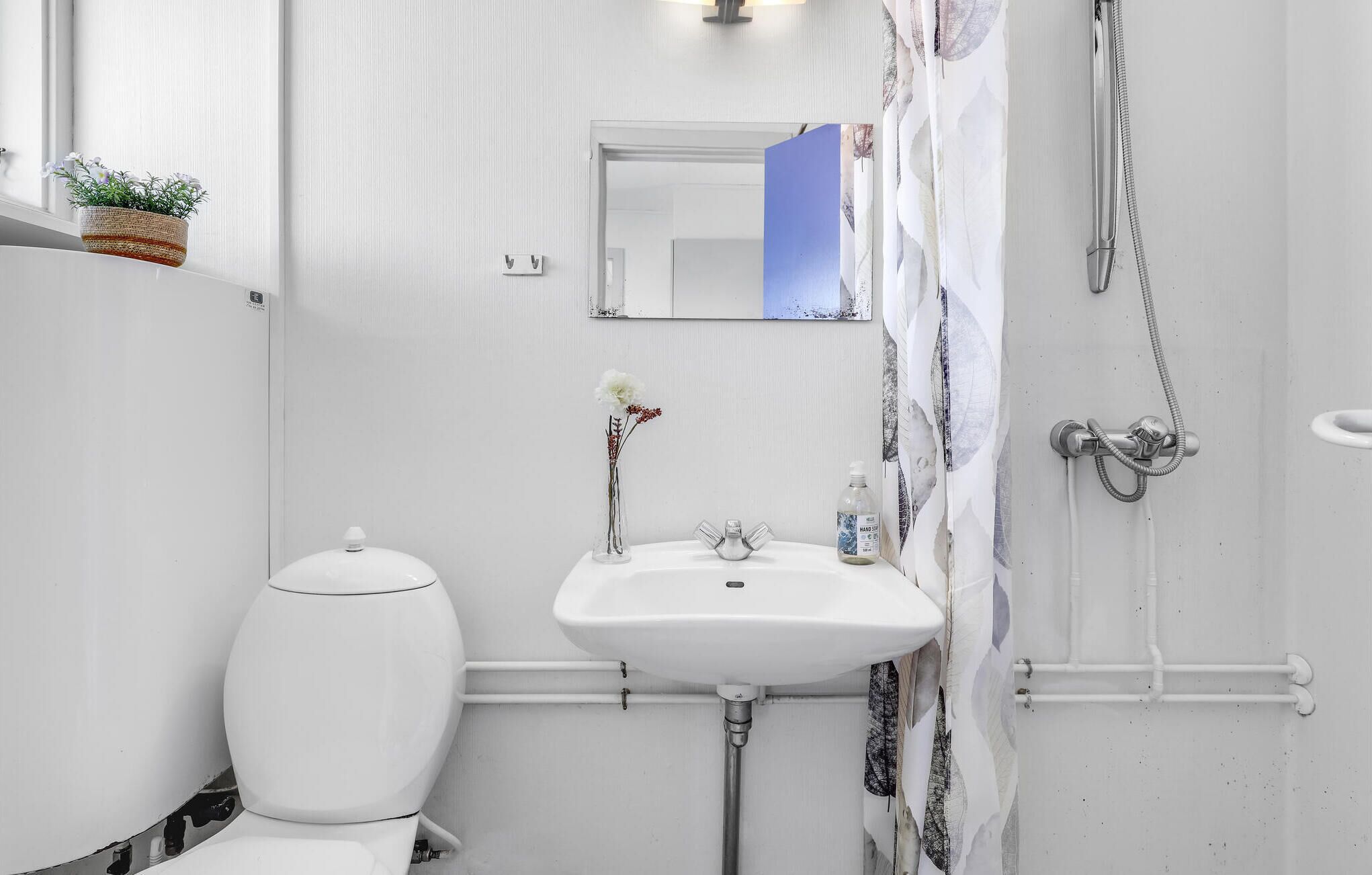 Un bagno con il water, un lavandino e una doccia.