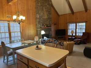 Dining - Amazing mountain views, endless stargazing!! (Hot Springs)