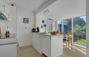 Køleskab, kogeplade, opvaskemaskine, kaffe-/temaskine