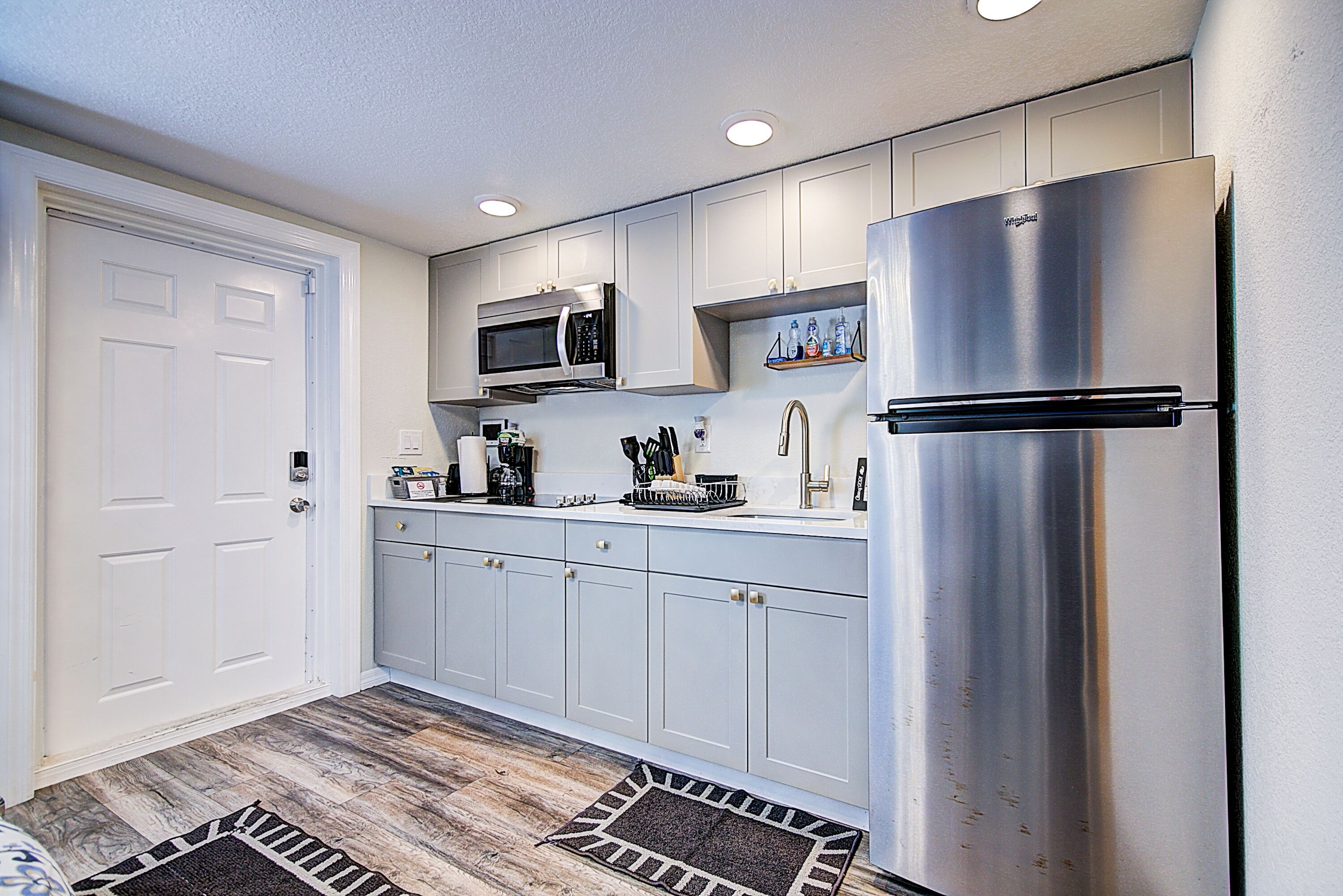 Réfrigérateur, micro-ondes, plaque de cuisson, cafetière/bouilloire