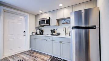 Réfrigérateur, micro-ondes, plaque de cuisson, cafetière/bouilloire