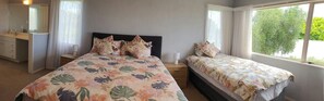 4 chambres, fer et planche à repasser, lit de bébé portatif