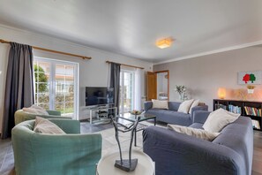 Fernseher, DVD-Player, Stereoanlage