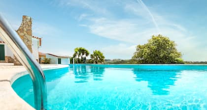 Casa vacacional con piscina privada y amplio jardín