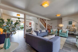 Una televisión, un reproductor de DVD, un reproductor estéreo