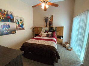2 Schlafzimmer, Schreibtisch, Bügeleisen/Bügelbrett, WLAN