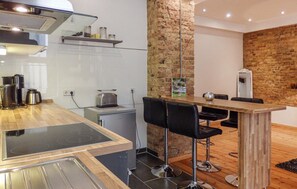 Frigorífic, placa de cuina i cafetera i tetera 