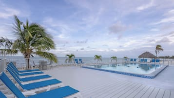 Een buitenzwembad, een verwarmd zwembad