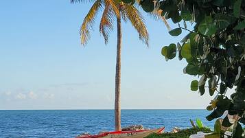 Plage, chaises longues, serviettes de plage