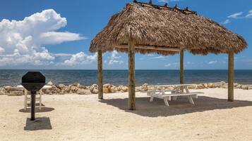 Aan het strand, ligstoelen aan het strand, strandlakens