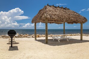 En la playa, camastros y toallas de playa