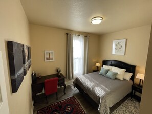 A bedroom with a bed, a desk, a chair, and a rug. - Blue Mist Victorian 5bed/2bath Victorian Gem (Eureka)
