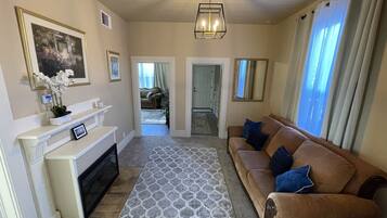 Smart TV, lareira, aparelho de som, monitores de computador